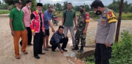 Kesal Jalan Rusak, Warga Desa Mandah Kecamatan Natar Putar Balik Truk Fuso PT Bangun Lampung Jaya