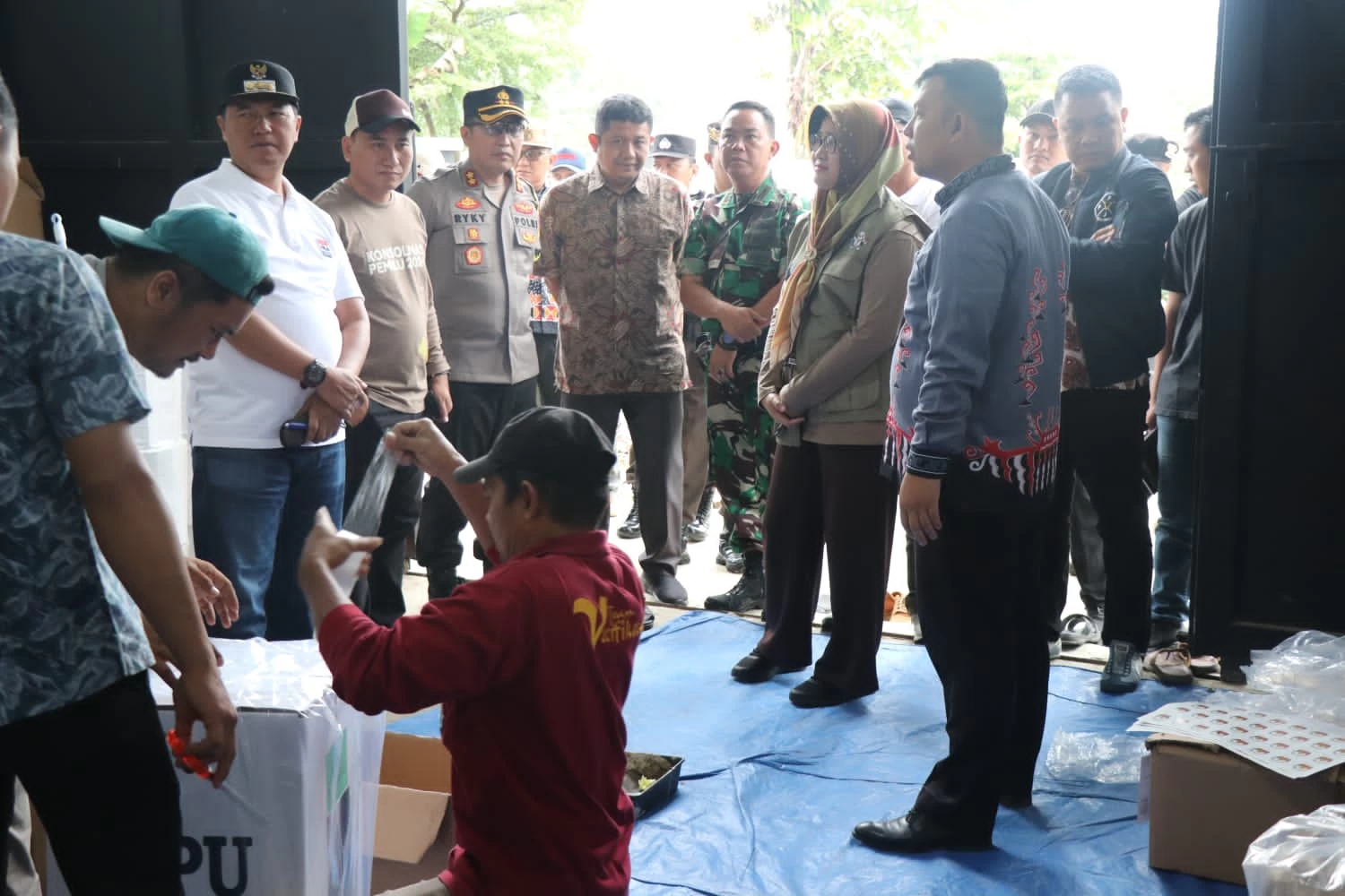 Kapolres Mendampingi PJ Bupati Lampung Barat Cek Gudang Logistik KPU