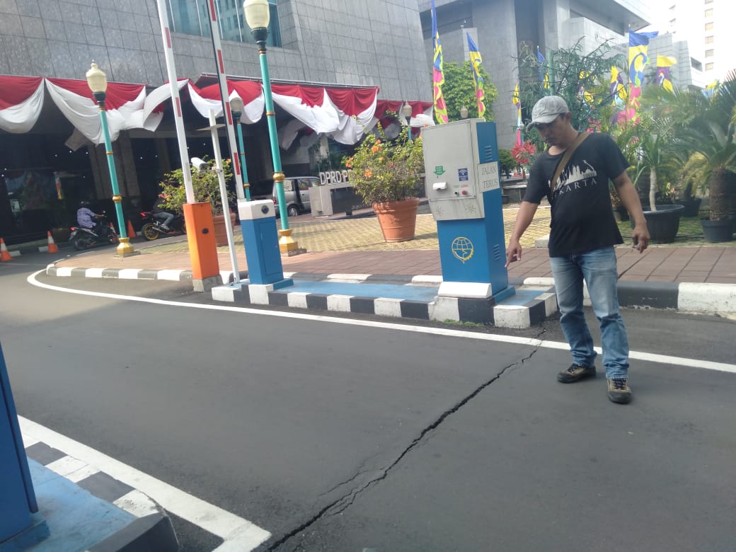 Dibangun Tahun 2012, Akses Masuk Gedung DPRD DKI Mulai Retak