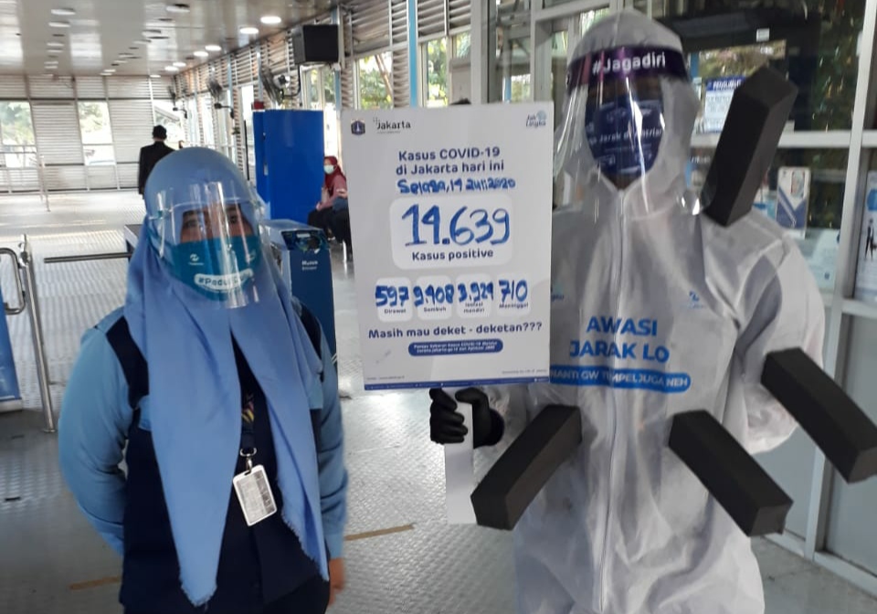 Waspada! Ada Manusia Covid di Halte Transjakarta
