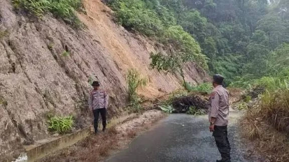 Banjir dan Longsor Putus Semua Akses Jalan, Tapanuli Tengah dan Sibolga Terisolasi