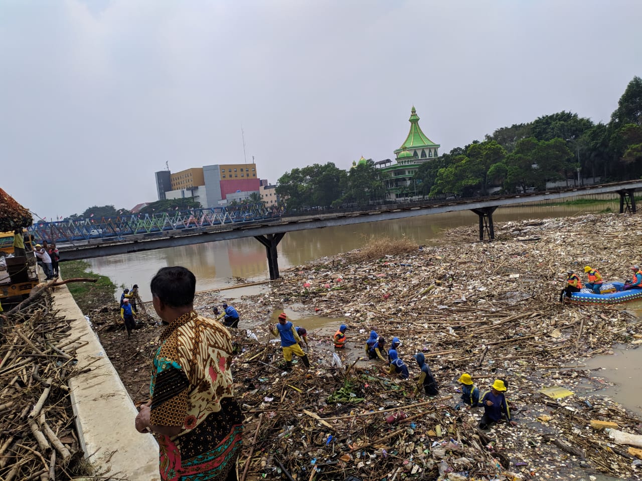 Sampah Kiriman Cipeucang di Cisadane Diangkut Hingga 20 Truk