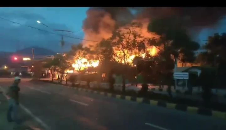 Papua Membara Pasca Pemakaman Lukas Enembe, Ruko-Ruko Dibakar Massa