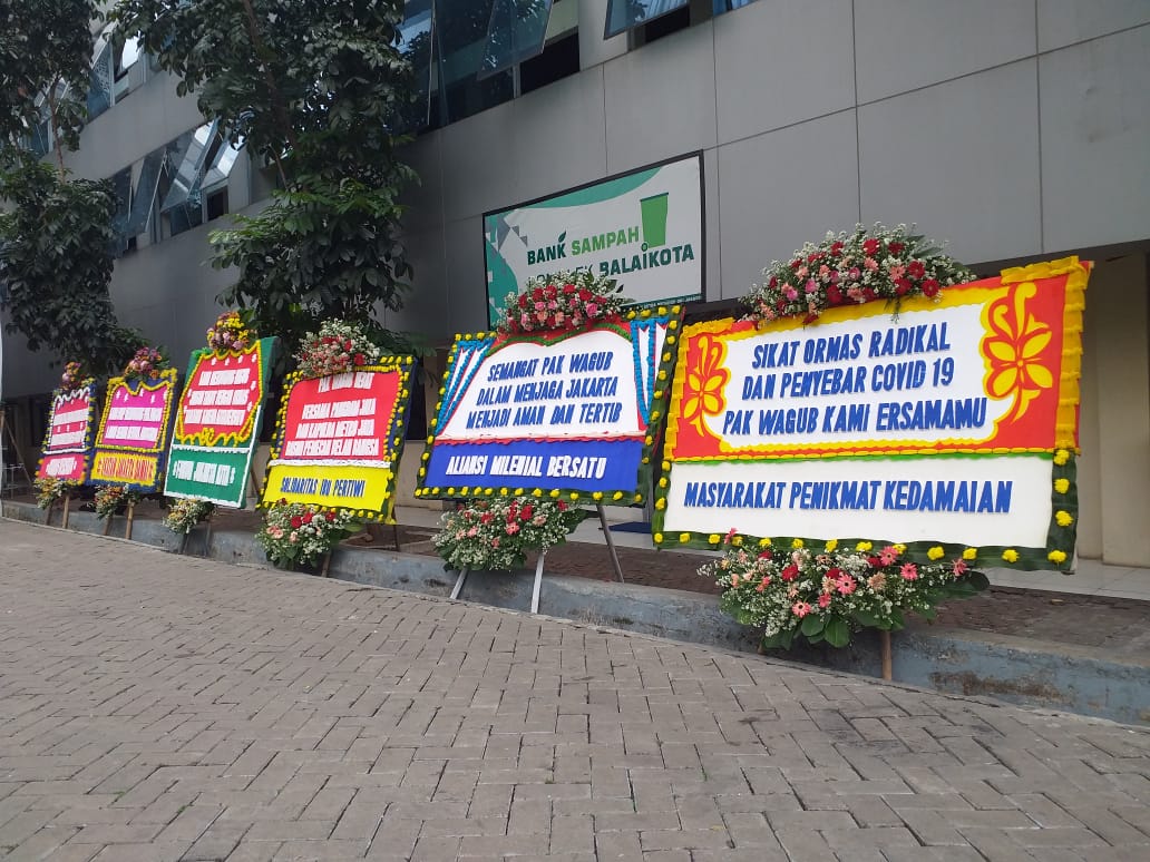 Dukungan Pencopotan Spanduk HRS, Karangan Bunga untuk Ariza Banjiri Kantor Balaikota