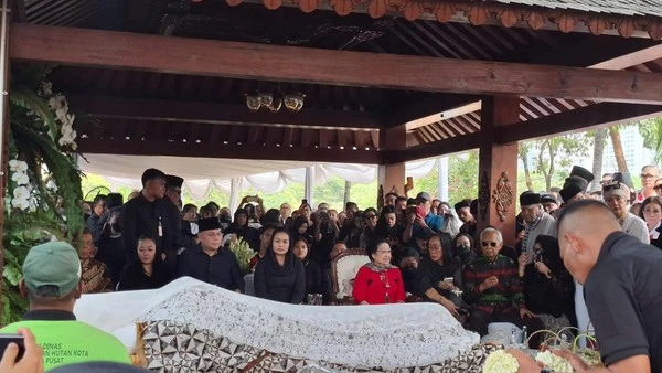 Guruh Soekarnoputra Dimakamkan di TPU Karet Bivak