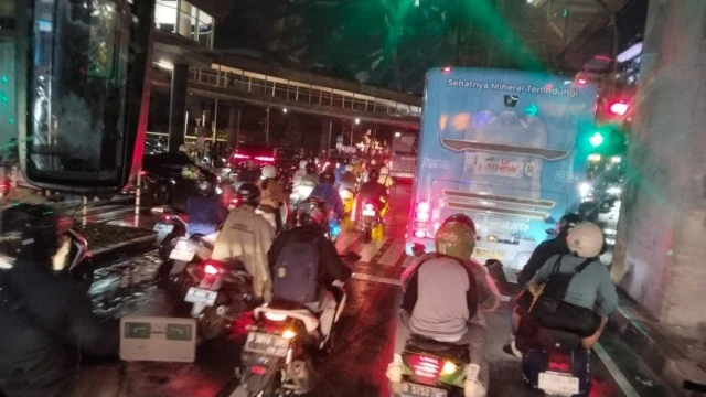 Diguyur Hujan, Hampir Semua Ruas Jalan di Jakarta Macet dan Operasional Transjakarta Terganggu