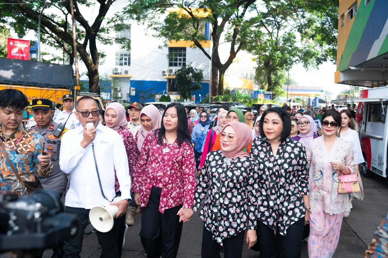 Kolaborasi KKJ dan BIP Gelar Kegiatan Berbagi ke Ratusan Buruh Pengupas Bawang