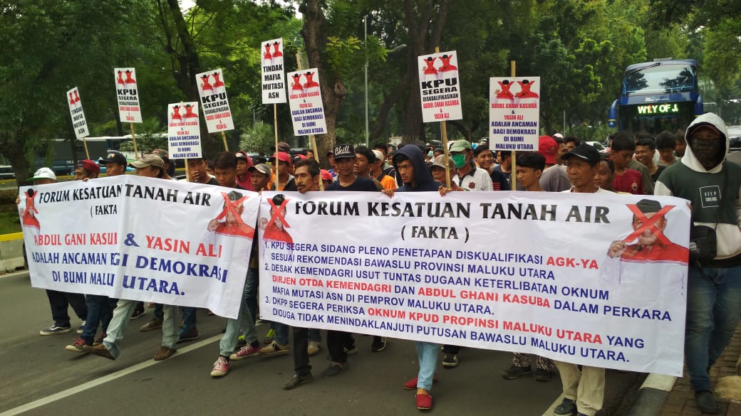 Ratusan Massa Fakta Demo di Depan Gedung MK Menuntut Cagub Petahana Malut didiskualifikasi