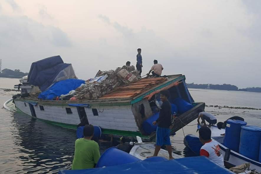 Tersangkut Karang, Kapal Logistik Ke Pulau Kelapa Karam