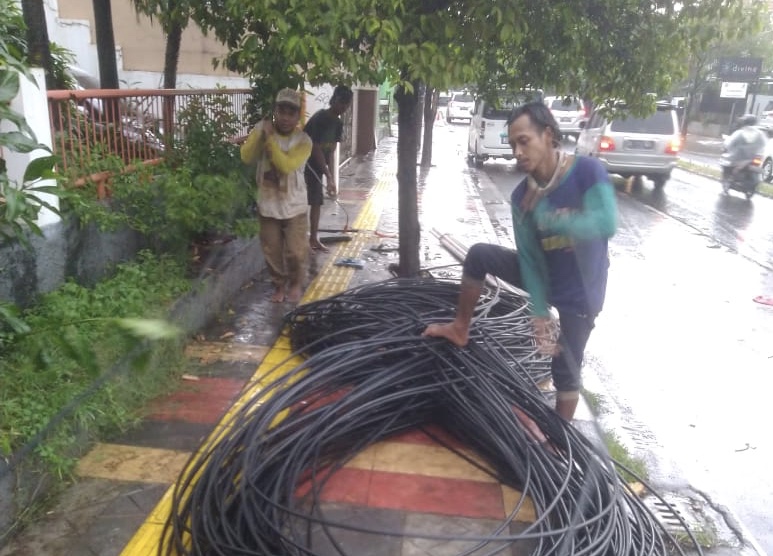 Pasang Kabel Optik Asal-asalan, Telkom dan DPU Tangsel Bakal Digugat Penggiat Lingkungan