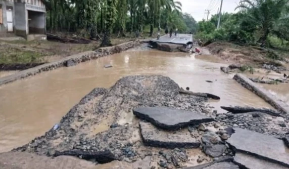 Dampak Banjir Aceh, Jalan di Nagan Raya Rusak Parah, Aspalnya Terkelupas