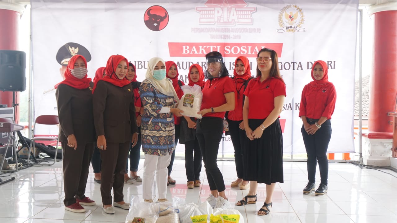 Persaudaraan Istri Anggota DPR RI Fraksi PDI-P Salurkan Bantuan 2,5 Ton Beras Untuk Warga Terdampak COVID-19 di Lampung Selatan