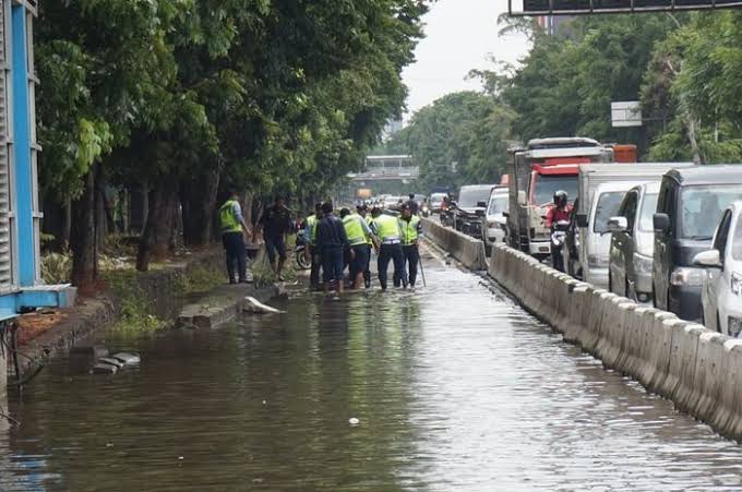 Akibat Hujan Mengguyur Ibukota, 19 Ruas Jalan Tergenang Banjir