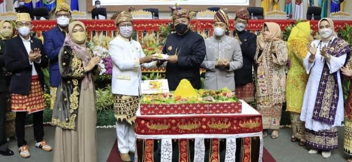 Puncak rangkaian kegiatan dalam rangka HUT Provinsi Lampung Ke-58 berlangsung pagi tadi di ruang sidang DPRD Provinsi Lampung.
