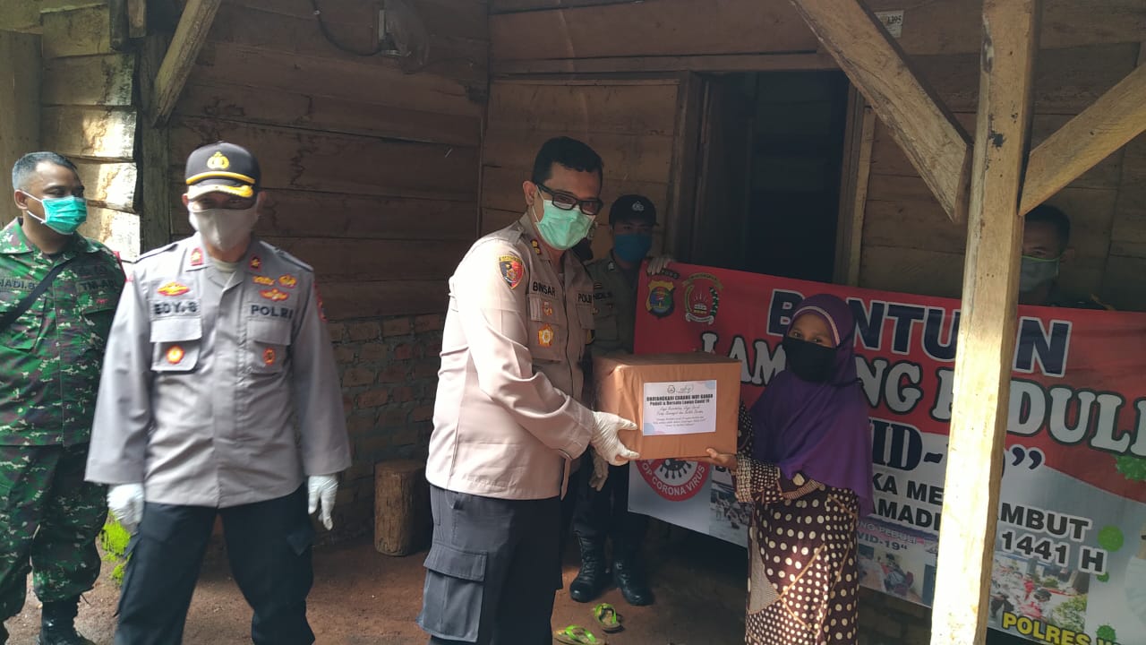 Polres Way Kanan Bagikan Paket Sembako dan Masker