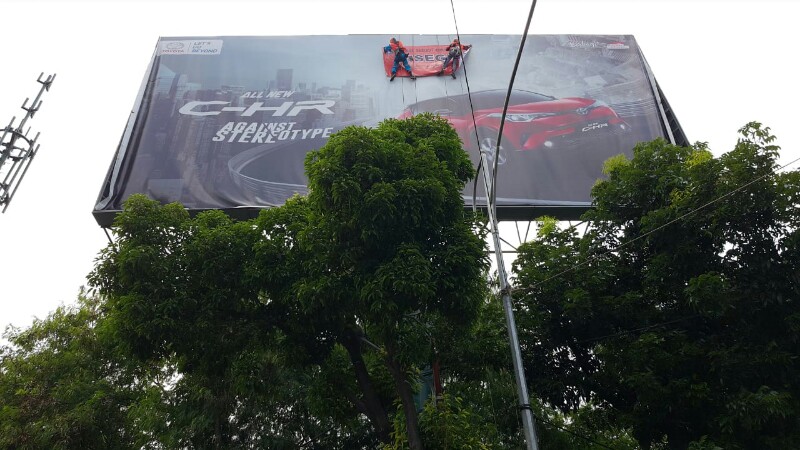 Tim Terpadu Kembali Segel Reklame di Jalan Gatot Subroto