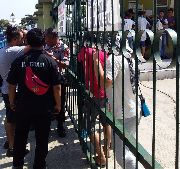 Pemindahan Para Pencari Suaka di Kalideres Ditunda