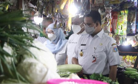 Tinjau Tiga Pasar, Gubernur Anies Pastikan Harga Pangan Stabil dan Protokol Kesehatan Berjalan Baik