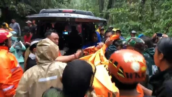 Longsor di Jalur Pacet-Cangar Tewaskan 10 Orang, 7 di Antaranya Merupakan 1 Keluarga