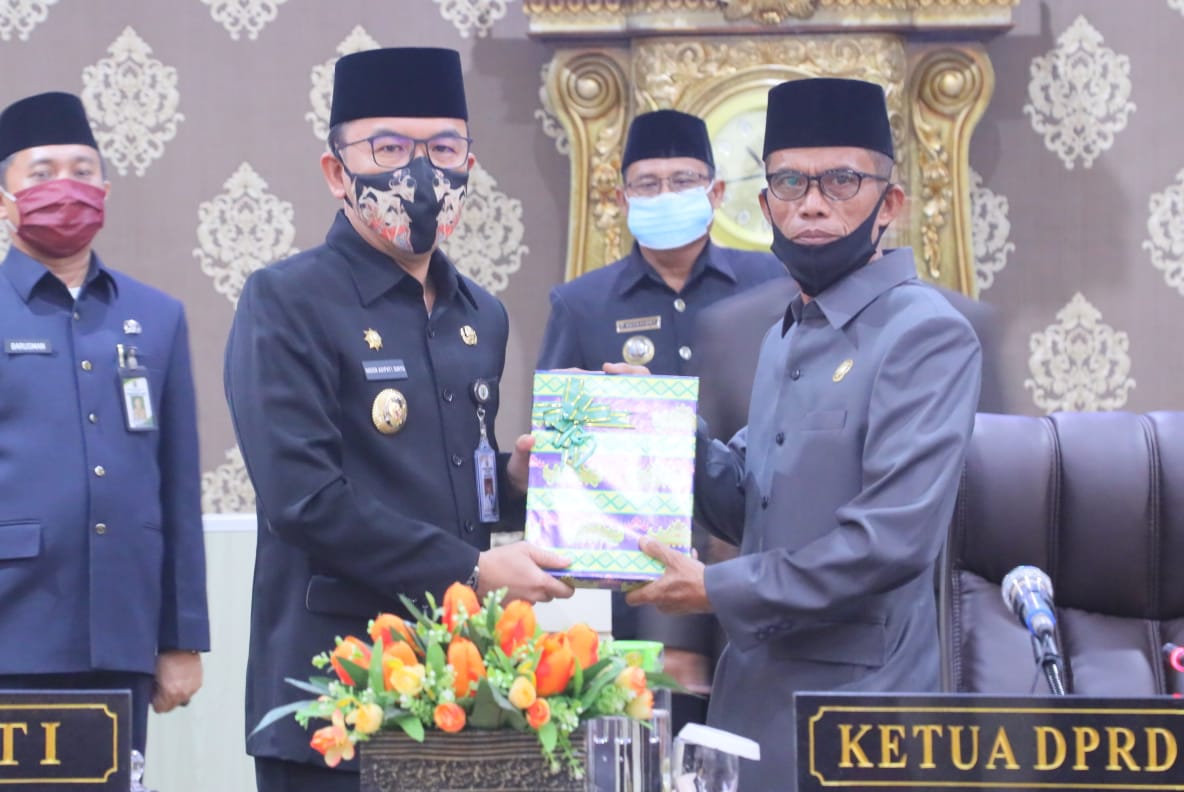 Bupati Menyampaikan Raperda Pertanggungjawaban Pelaksanaan APBD Tahun 2019