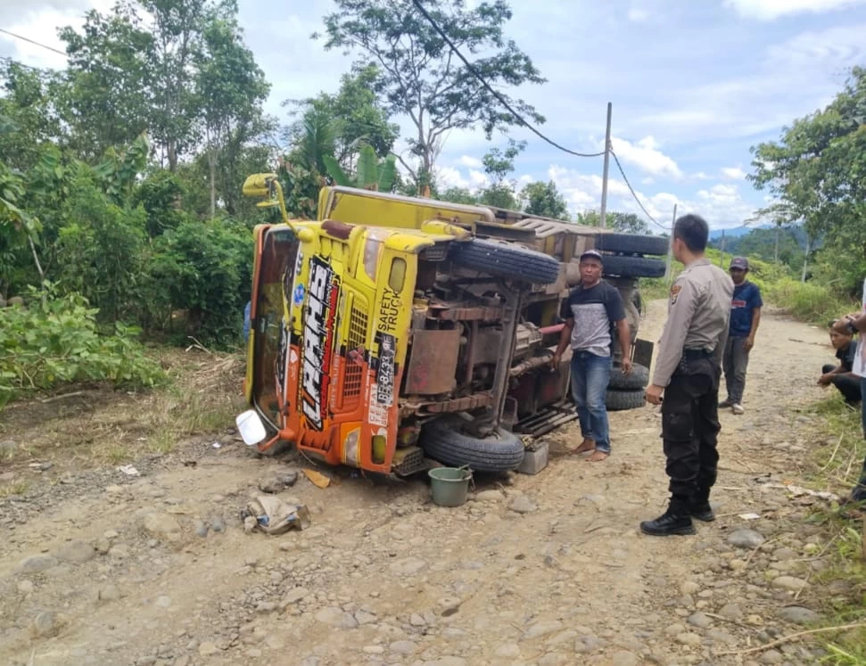 Sebuah Mobil Truk Pengangkut Pisang Terguling Di Suoh