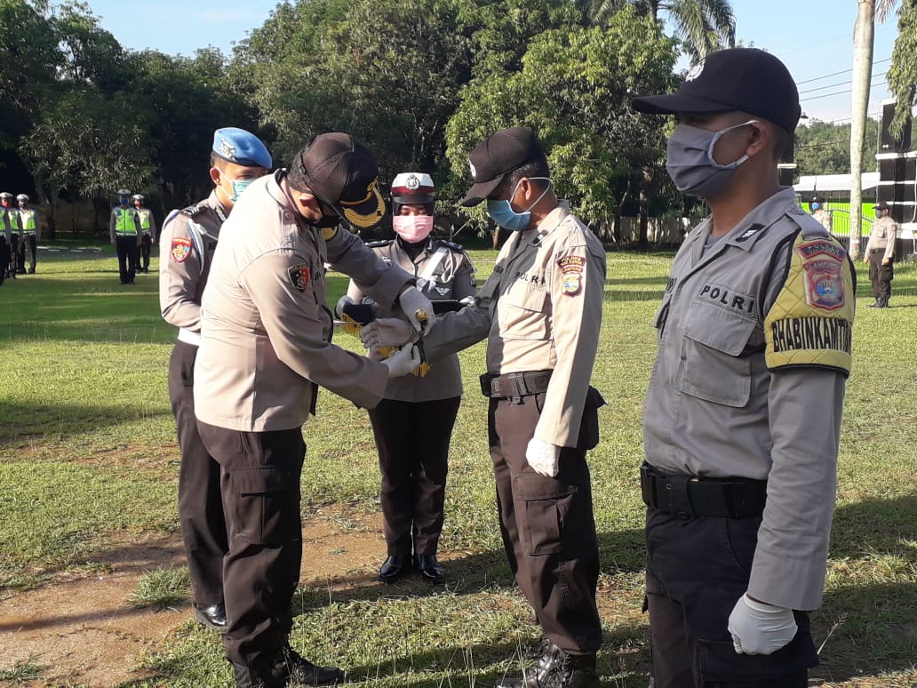 AKBP Binsar Manurung Beri Penghargaan Dua Anggota Berprestasi Dan Mementingkan Kepentingan Masyarakat