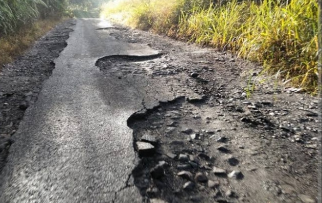 Misris Jalan Pusat Wisata Danau Ranau Rusak Parah Tak Kunjung Di Perbaiki