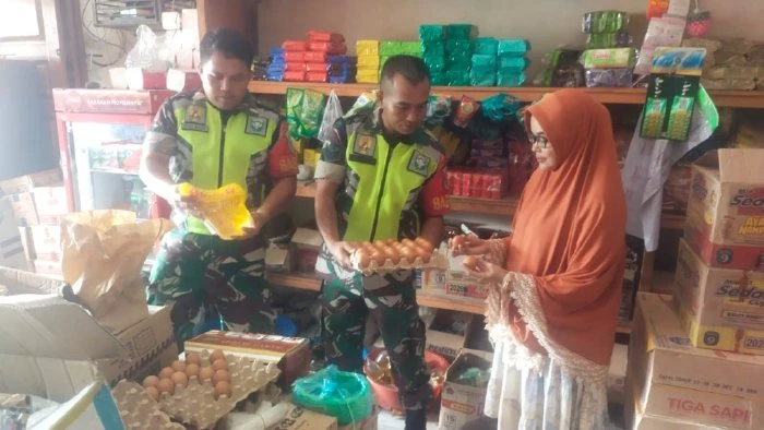 Hindari Permainan Harga oleh Pedagang, Babinsa di Aceh Tenggara Bantu Pantau Harga Bapok di Pasaran
