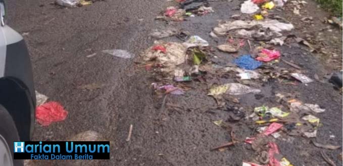 Akibat Ulah Masyarakat Yang Tidak Sadar Pentingnya Kebersihan, Ruas Jalan di Penuhi Sampah Yang Berserakan