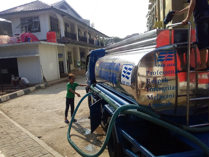 Pemprov DKI Kirim 8 Truk Tangki Air Per Hari ke Penampungan Pencari Suaka