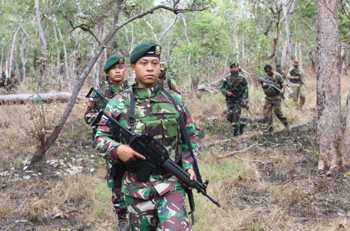 Prajurit TNI Satgas Pamtas Yonif 411 Kostrad Patroli Patok Bersama Tentara PNG