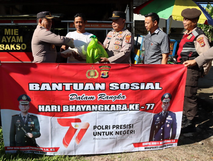 Polres Lampung Barat Memberikan Bansos Berupa Paket Sembako Di Hari Bhayangkara Ke 77