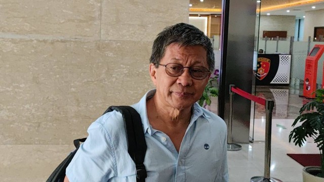 Usai Diperiksa Bareskrim Polri, Rocky Diadang Massa