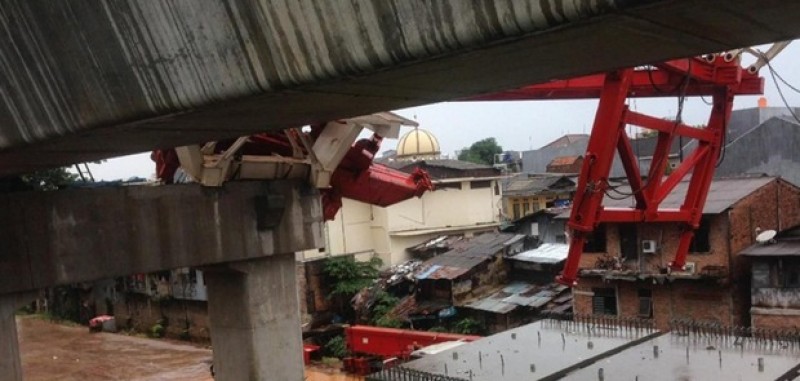 Crane Proyek DDT PT KAI Ambruk, 2 Pekerja Tewas